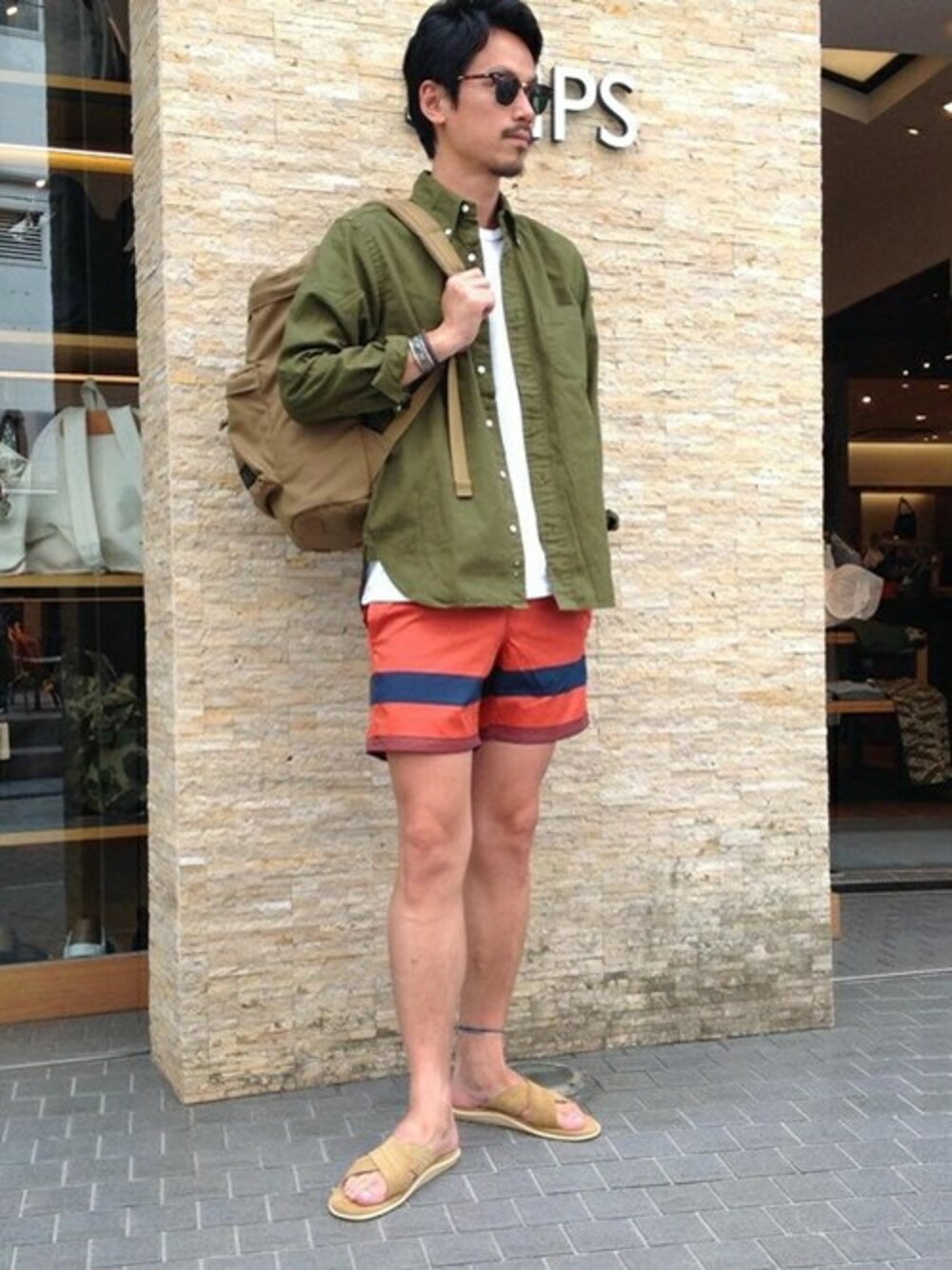 「バックパック、サングラス、長袖シャツ、シップス、SHIPS、サンダル、ショーツ、ナイロンリュック、ISLAND SLIPPER」｜「ISLAND SLIPPERのISLAND SLIPPER(アイランド・スリッパ): SHIPS別注 クロスストラップ/サンダル [Begin 5月号掲載]■（サンダル、グリーン系）」を使った、飯沼さん（メンズ・178cm）の夏コーディネートの1枚目の写真