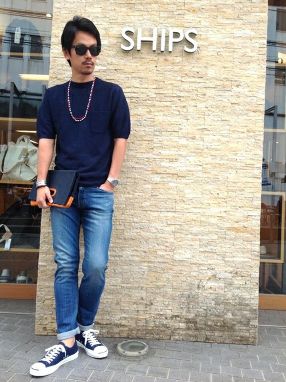 「クラッチバッグ、converse、シップス、SHIPS、リネンニット、テーパードデニム、ユーズドデニム、ニットTシャツ、jack purcell」｜「CONVERSEのCONVERSE: 【JACK PURCELL】■（スニーカー、ブルー系）」を使った、飯沼さん（メンズ・178cm）の夏コーディネートの1枚目の写真