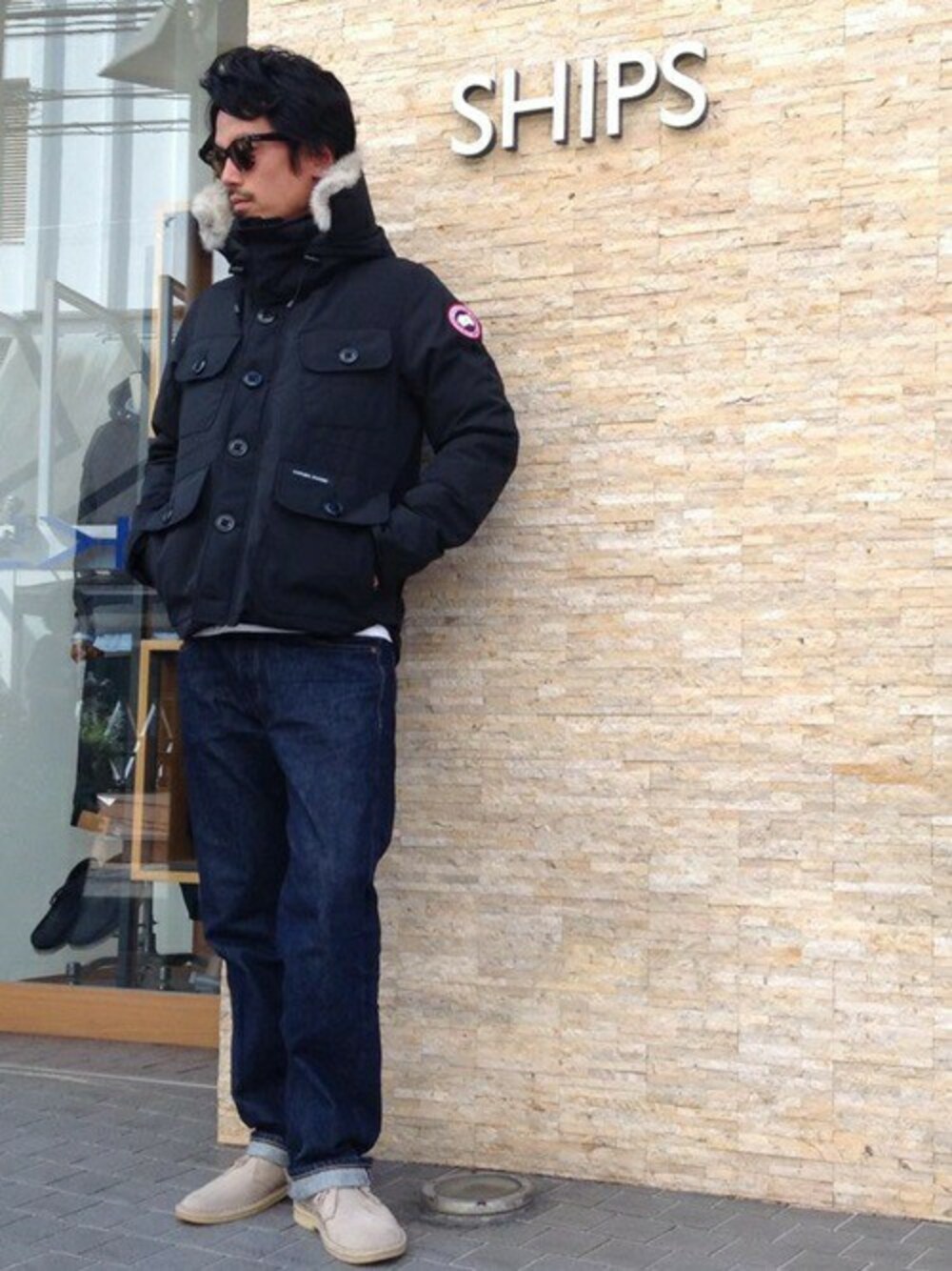 「デニム、ダウンジャケット、シップス、カナダグーす、クラークス、CANADA GOOSE、clarks、シップスジェットブルー(SHIPS JET BLUE)」｜「CANADA GOOSEのCANADAGOOSE: RUSSELL ダウンジャケット（ダウンジャケット/コート、ブラック系）」を使った、飯沼さん（メンズ・178cm）の秋コーディネートの1枚目の写真