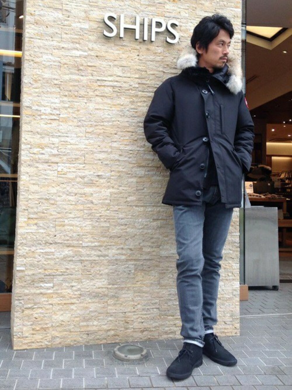 「デニム、シップス、SHIPS、カナダグーす、クラークス、CANADA GOOSE、ブラックデニム、clarks」｜「SHIPSのSC: SHIPS(シップス) 16FW セルビッジ ユーズド加工 テーパード ブラックデニム パンツ■（デニムパンツ、ブラック系）」を使った、飯沼さん（メンズ・178cm）の秋コーディネートの1枚目の写真