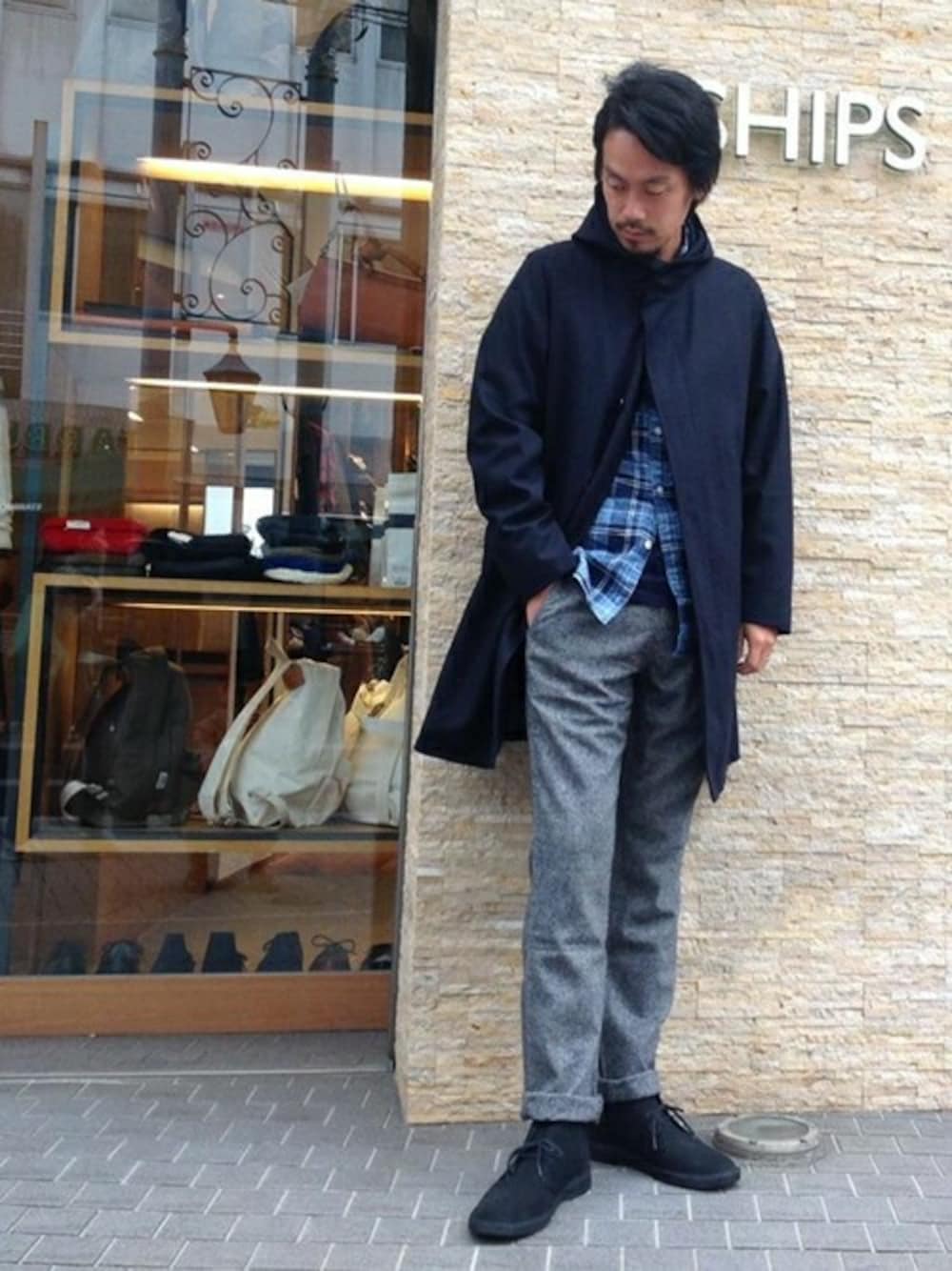 「ウールコート、ウールパンツ、シップス、SHIPS、クラークス、フードコート、clarks、デザートブーツ、スエードシューズ」｜「SHIPSのSC: ホームスパン/ウール テーパード/チノパンツ■（チノパンツ、グレー系）」を使った、飯沼さん（メンズ・178cm）の秋コーディネートの1枚目の写真