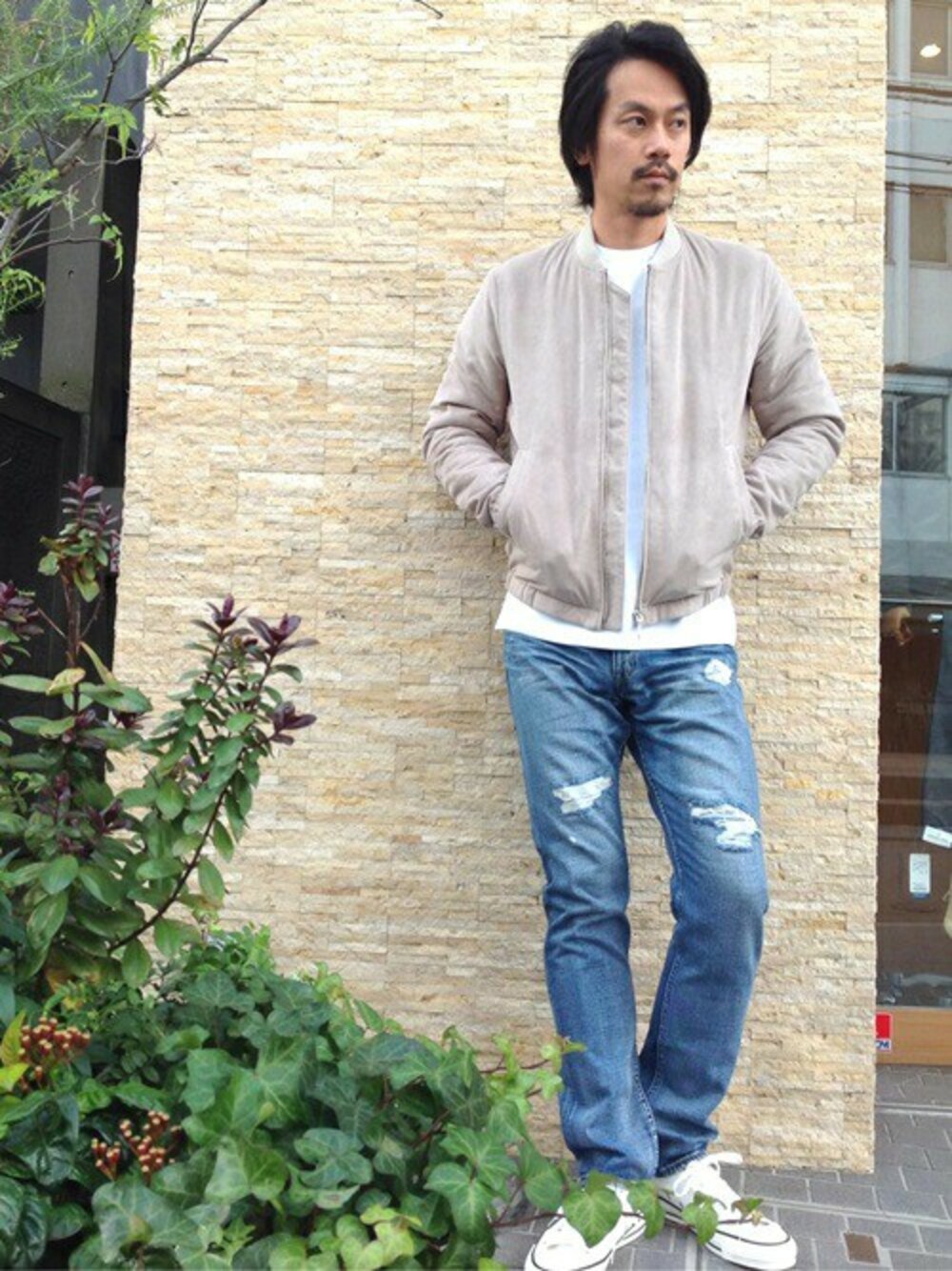 「converse、シップス、SHIPS、リブブルゾン、春物新作、ライダースブルゾン、テーパードデニム、クラッシュ加工」｜「SHIPSのCONVERSE: CANVAS ALL STAR J OX■（スニーカー、ホワイト系）」を使った、飯沼さん（メンズ・178cm）の冬コーディネートの1枚目の写真