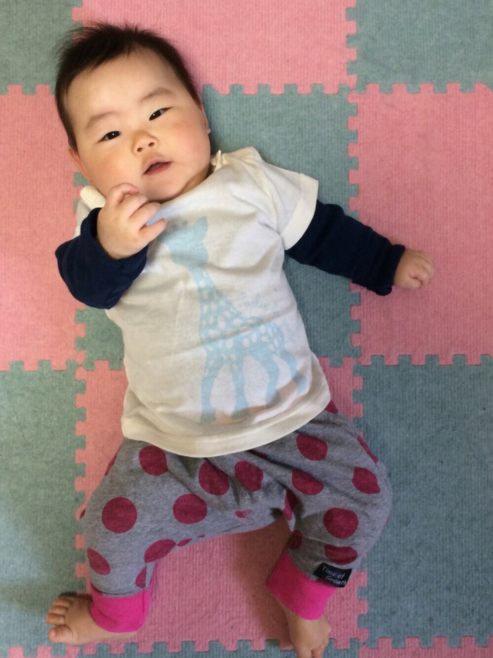 ホワイト系のTシャツ/カットソー、グレー系のパンツ、ブルー系のロンパースを着用したキッズの春コーディネートの1枚目の写真