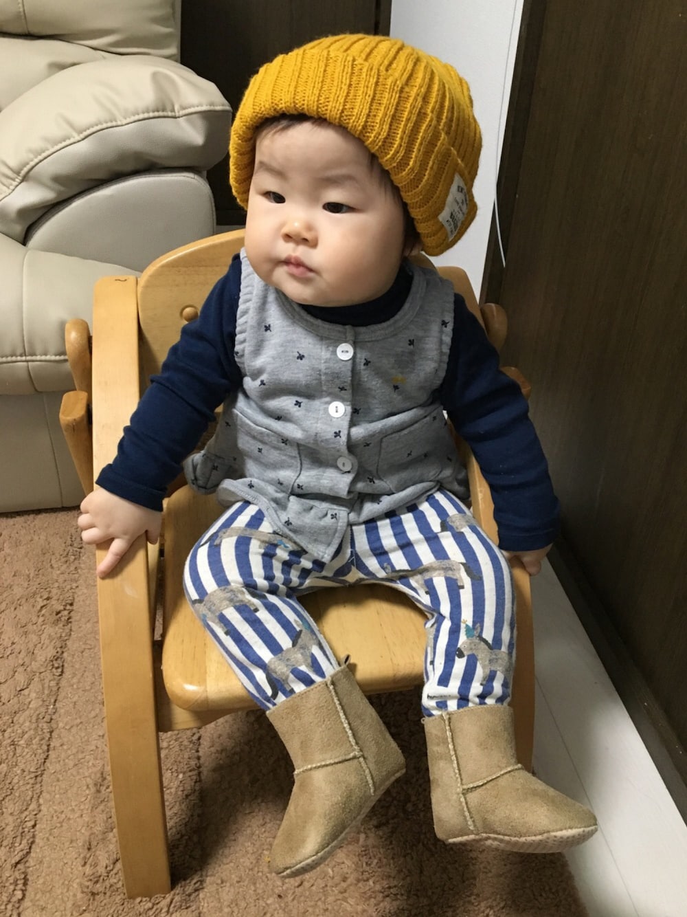 「1歳、1歳0ヶ月、赤ちゃん本舗、simple free、H&M、futafuta、ストライプレギンス、しまむら、3coins、からし色ニット帽」｜「3coinsのアイテム（ニットキャップ/ビーニー、イエロー系）」を使った、あかねくん&たっくんさん（キッズ・70cm）の秋コーディネートの1枚目の写真