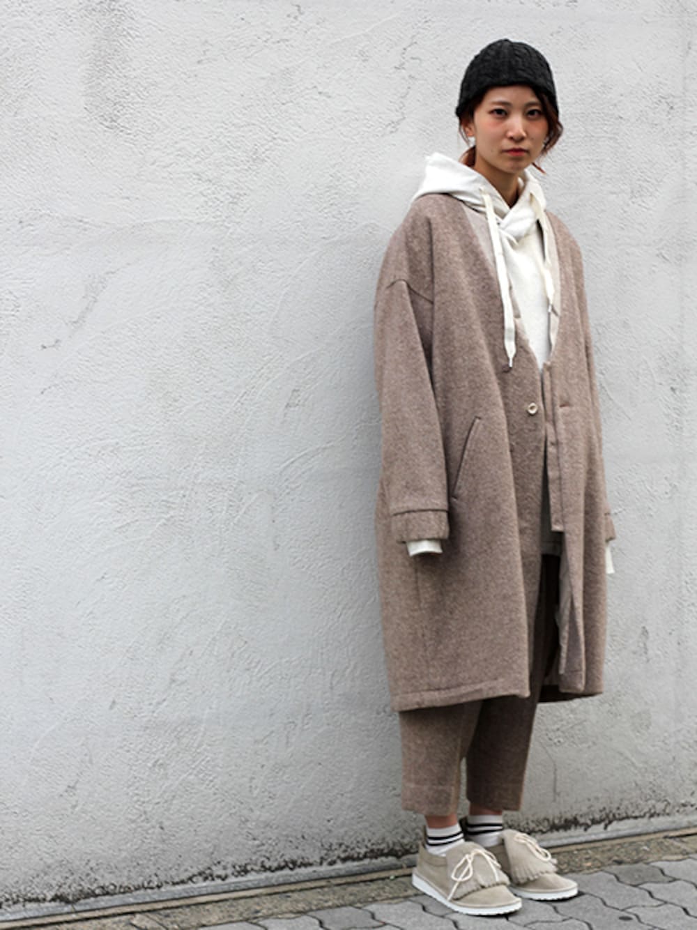 ベージュ系のその他アウター、ベージュ系のその他パンツ、ホワイト系のパーカーを着用したレディースの秋コーディネートの1枚目の写真