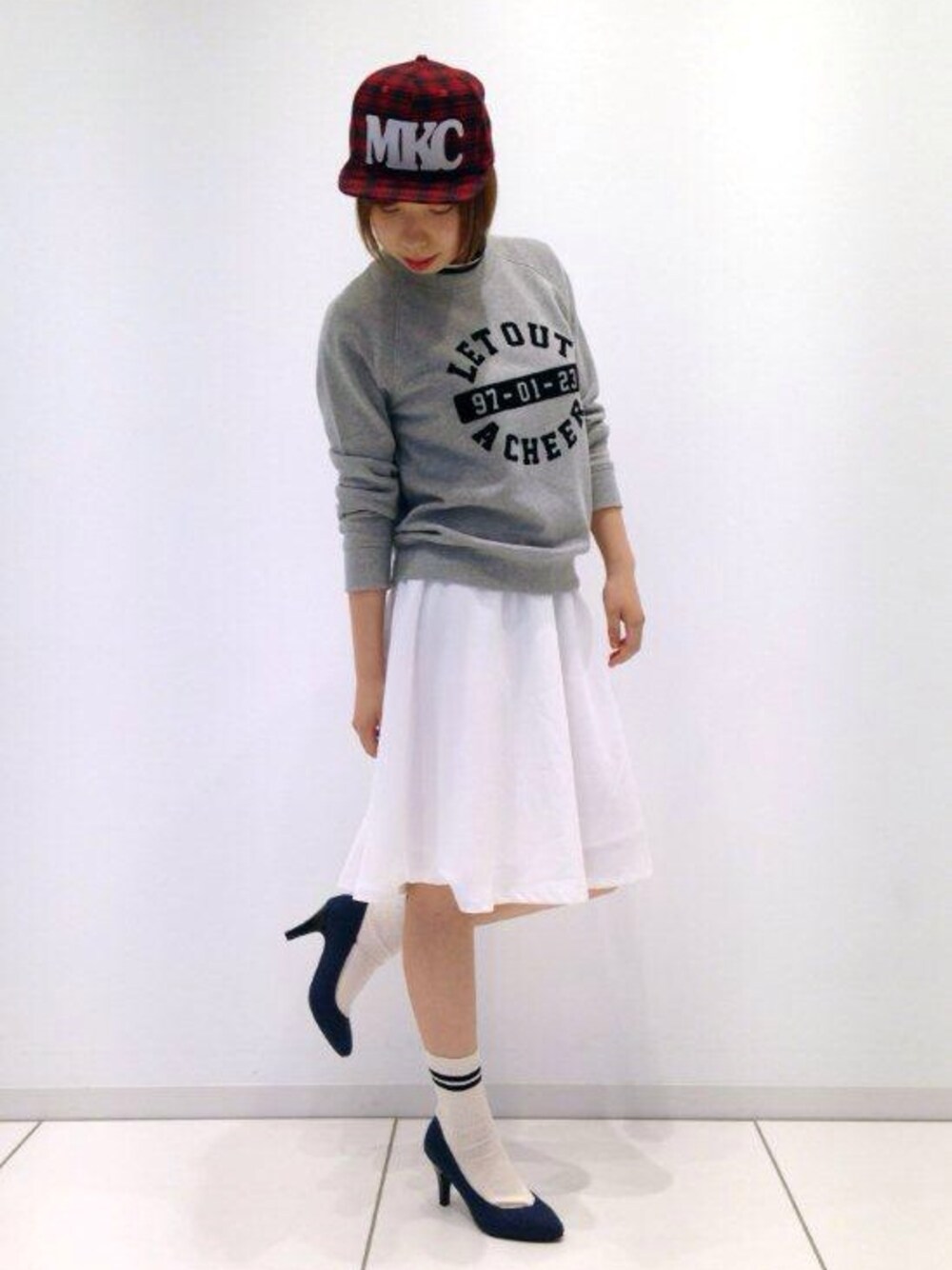 「GUのプリントスウェット(カレッジ)WC（スウェット、グレー系）」を使った、ちひろさん（レディース・158cm）の夏コーディネートの1枚目の写真