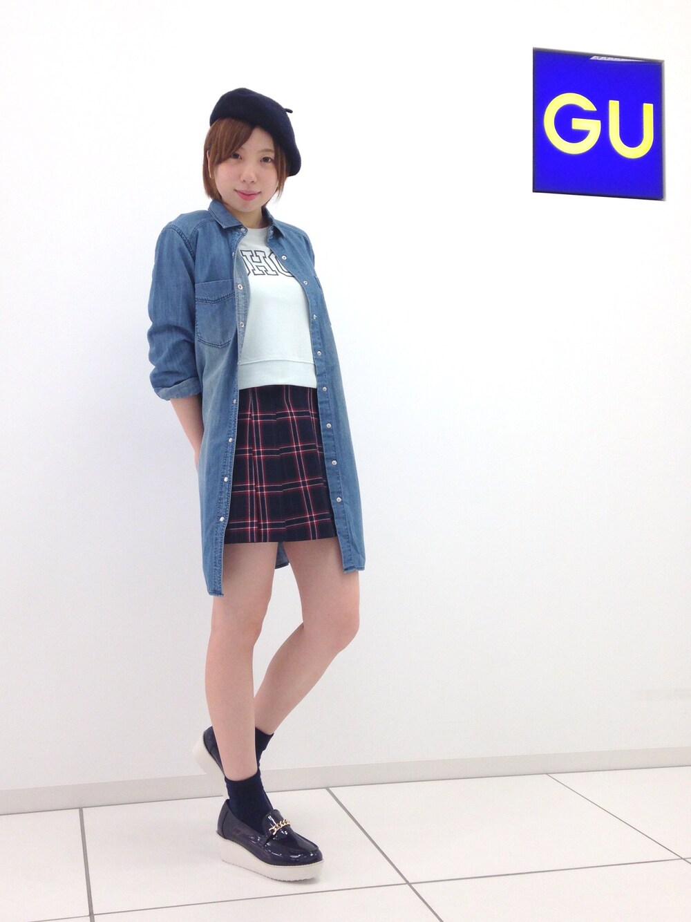 「チェック、スウェット、デニム、ベレー帽、ローファー、GU、プチプラ、ドラえもんのキャラクター」｜「GUのクロップドロゴスウェット（スウェット、グリーン系）」を使った、ちひろさん（レディース・158cm）の夏コーディネートの1枚目の写真