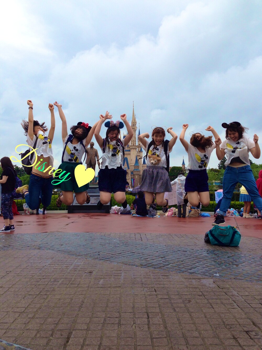 ホワイト系のTシャツ/カットソーを着用したレディースの夏コーディネートの1枚目の写真