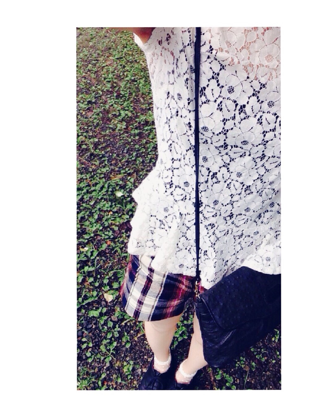 ホワイト系のTシャツ/カットソー、その他のその他パンツ、ブラック系のドレスシューズを着用したレディースの夏コーディネートの1枚目の写真