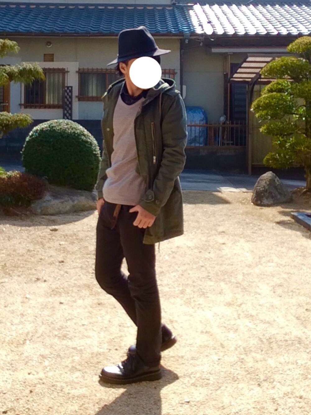 グリーン系のモッズコート、グリーン系のシャツ/ブラウス、グレー系のニット/セーターを着用したメンズの冬コーディネートの1枚目の写真