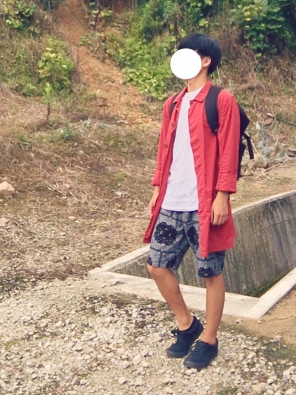 ブラック系のバックパック/リュック、レッド系のステンカラーコート、ホワイト系のTシャツ/カットソーを着用したメンズの秋コーディネートの1枚目の写真