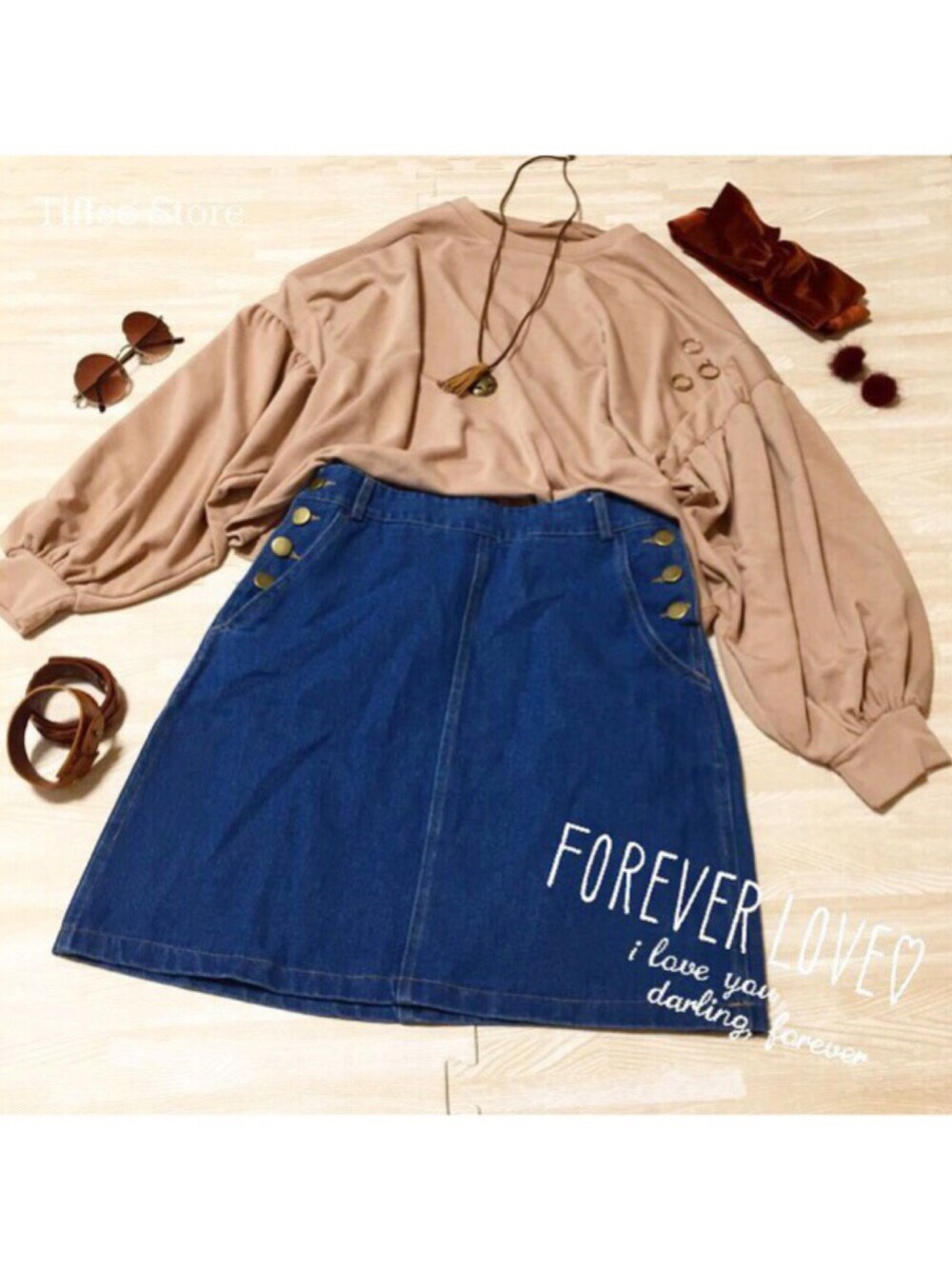 ブルー系のデニムスカート、ベージュ系のTシャツ/カットソーを着用したレディースの冬コーディネートの1枚目の写真