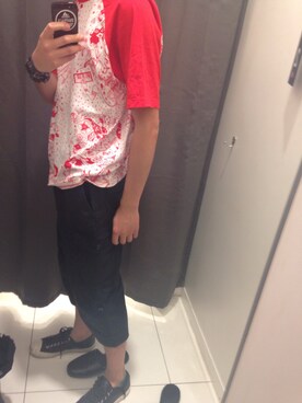 「004のアイテム（T Shirts、レッド系）」を使った、Supremacismさん（メンズ・175cm）の春コーディネート