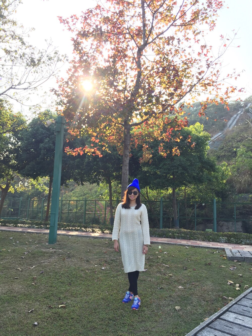 「hkgirl、white、black、blue、New Balance、Sunglasses、onepiece、sneakers、ootd、hat」｜「NEW BALANCEのアイテム（スニーカー、ブルー系）」を使った、Kellymakさん（レディース・158cm）の春コーディネートの1枚目の写真