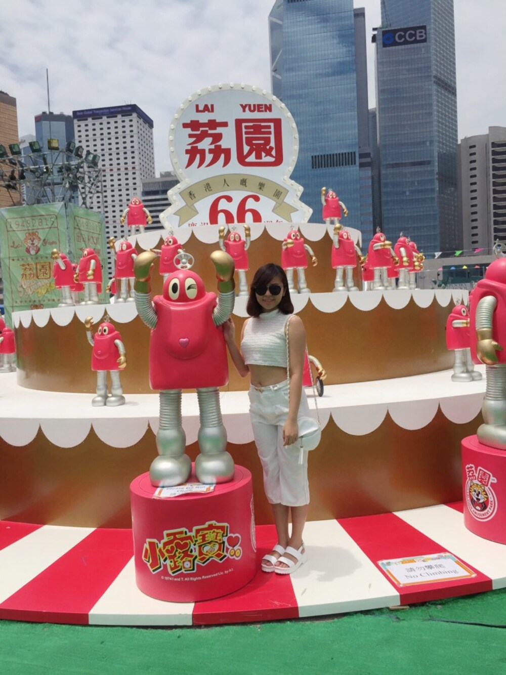 「hkgirl、hk、Hong Kong、white、outfit、ootd」｜「ANAPのアイテム（タンクトップ、ホワイト系）」を使った、Kellymakさん（レディース・158cm）の夏コーディネートの1枚目の写真