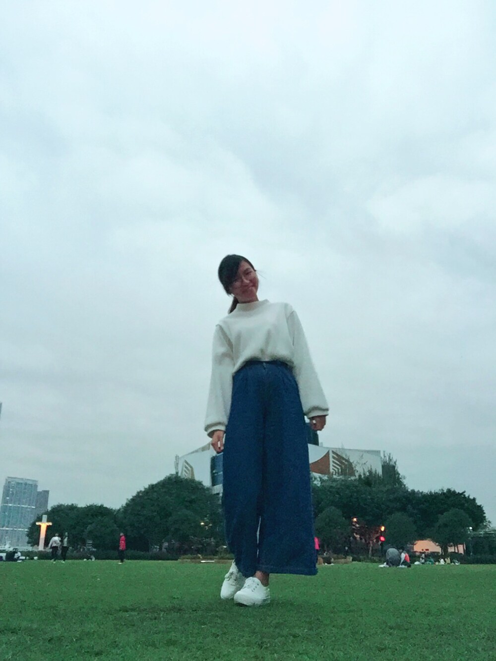 「denim、blue、white、glasses、hkgirl、Hong Kong、outfit、ootd、casual、winter」｜「no brandのアイテム（デニムパンツ、ブルー系）」を使った、Kellymakさん（レディース・158cm）の冬コーディネートの1枚目の写真