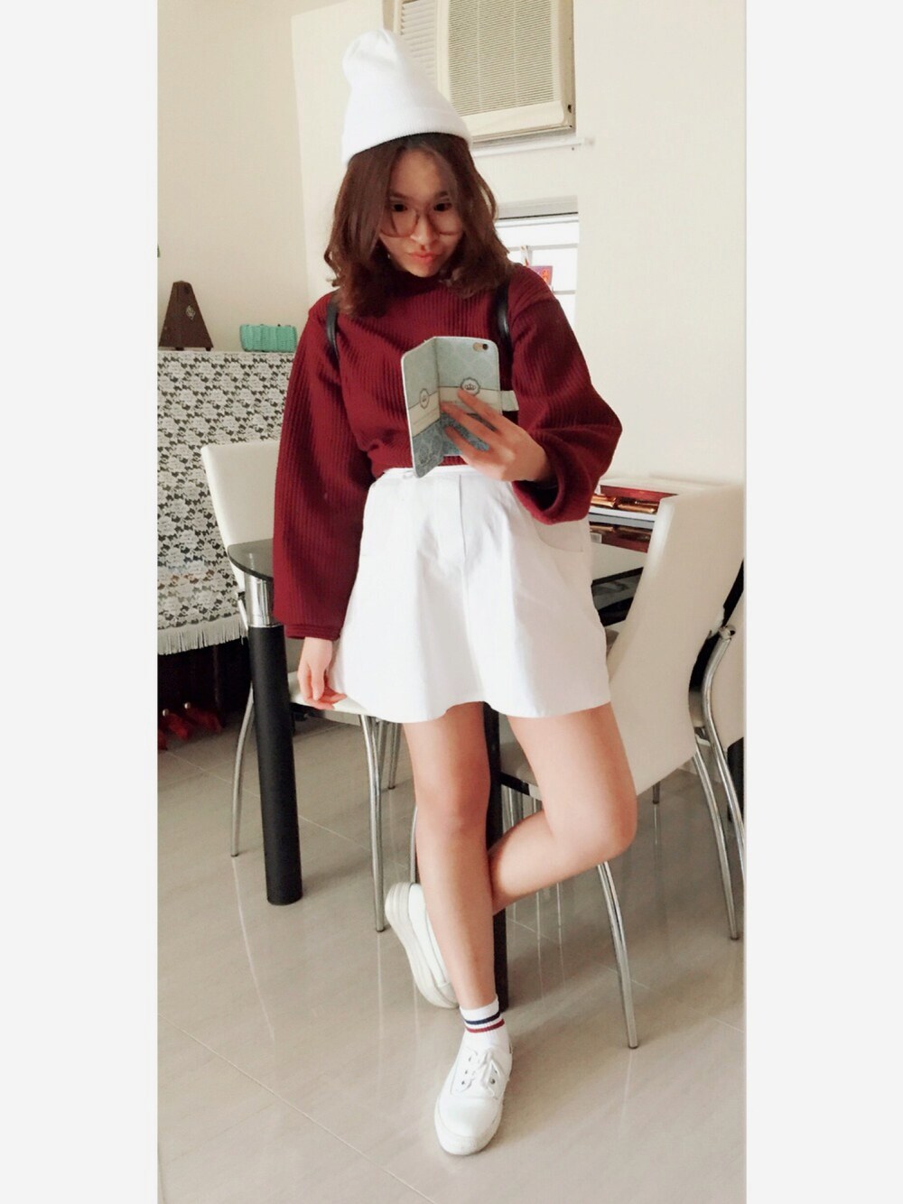 「white、spring、ootd、outfit、hkgirl、Hong Kong、burgundy、beanie、hat」｜「no brandのアイテム（スカート、ホワイト系）」を使った、Kellymakさん（レディース・158cm）の冬コーディネートの1枚目の写真