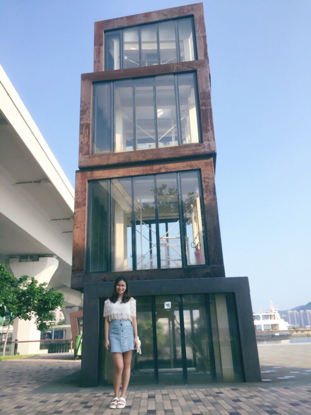 「ootd、denim、white、blue、summer、hkgirl、Hong Kong、outfit」｜「no brandのアイテム（トップス、ホワイト系）」を使った、Kellymakさん（レディース・158cm）の夏コーディネートの1枚目の写真