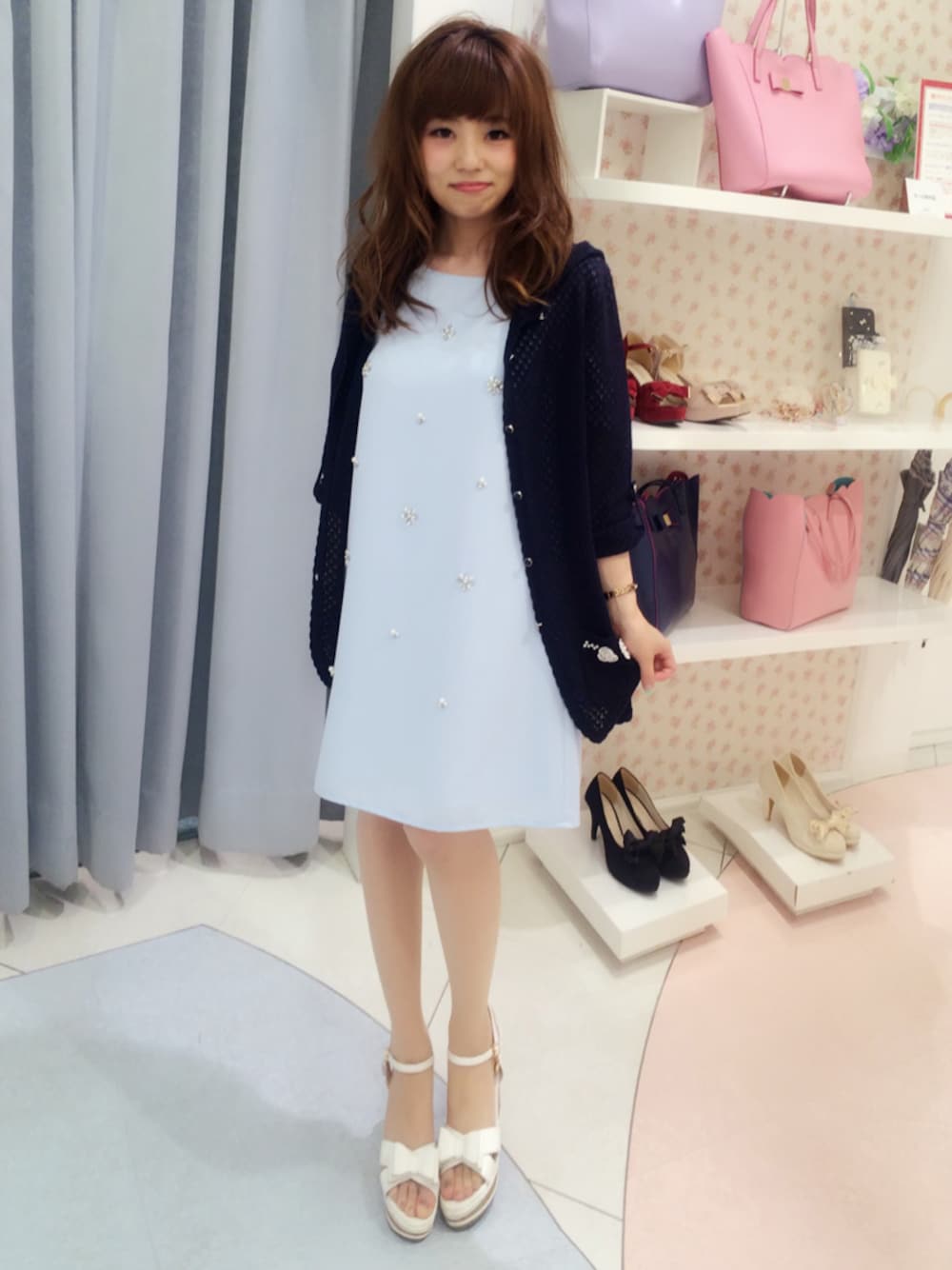 ホワイト系のサンダル、ブルー系のワンピース、ブルー系のカーディガン/ボレロを着用したレディースの夏コーディネートの1枚目の写真