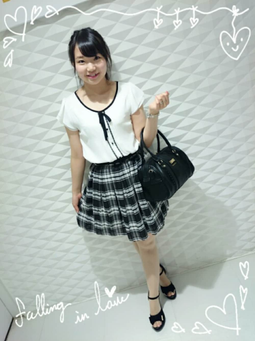 ブラック系のボストンバッグを着用したレディースの夏コーディネートの1枚目の写真