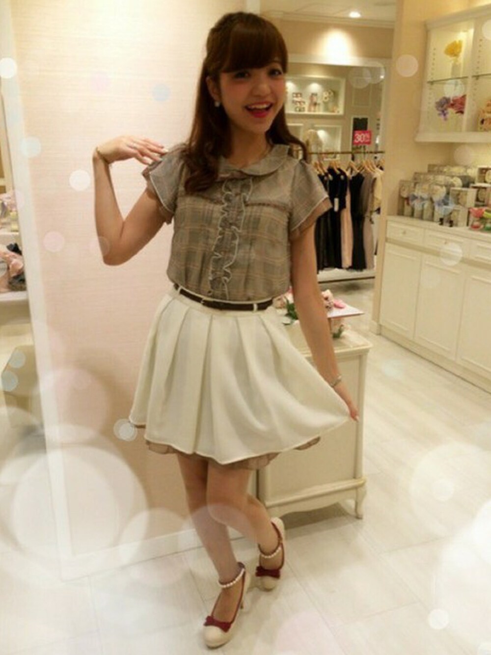ベージュ系のシャツ/ブラウス、ホワイト系のスカートを着用したレディースの夏コーディネートの1枚目の写真