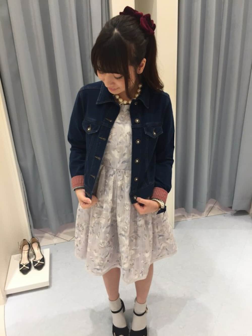 「ジャケット、デニム、ワンピース、花柄、Gジャン、ポニーテール、LODISPOTTO、ロディスポット(LODISPOTTO)、ロディスポット」｜「LODISPOTTOのLadyﾌﾗﾜｰﾜﾝﾋﾟｰｽ（ワンピース、ブルー系）」を使った、LODISPOTTO OFFICIALさん（レディース・155cm）の夏コーディネートの1枚目の写真