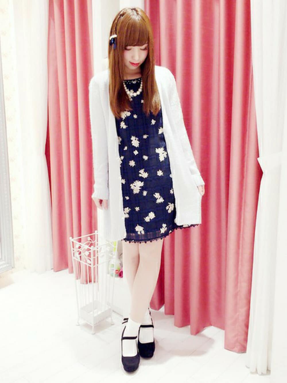 ブルー系のワンピースを着用したレディースの秋コーディネートの1枚目の写真