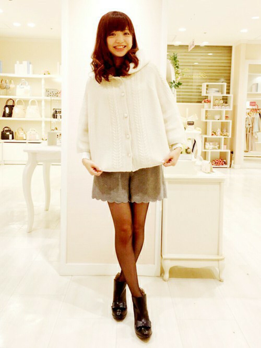 「ファー、リボン、ショートブーツ、ポンチョ、ガーリー、白ニット、フェミニン、ootd、LODISPOTTO、オトナ女子」｜「LODISPOTTOのフローラルリボンショートブーツ（ブーティ、ブラック系）」を使った、LODISPOTTO OFFICIALさん（レディース・162cm）の秋コーディネートの1枚目の写真