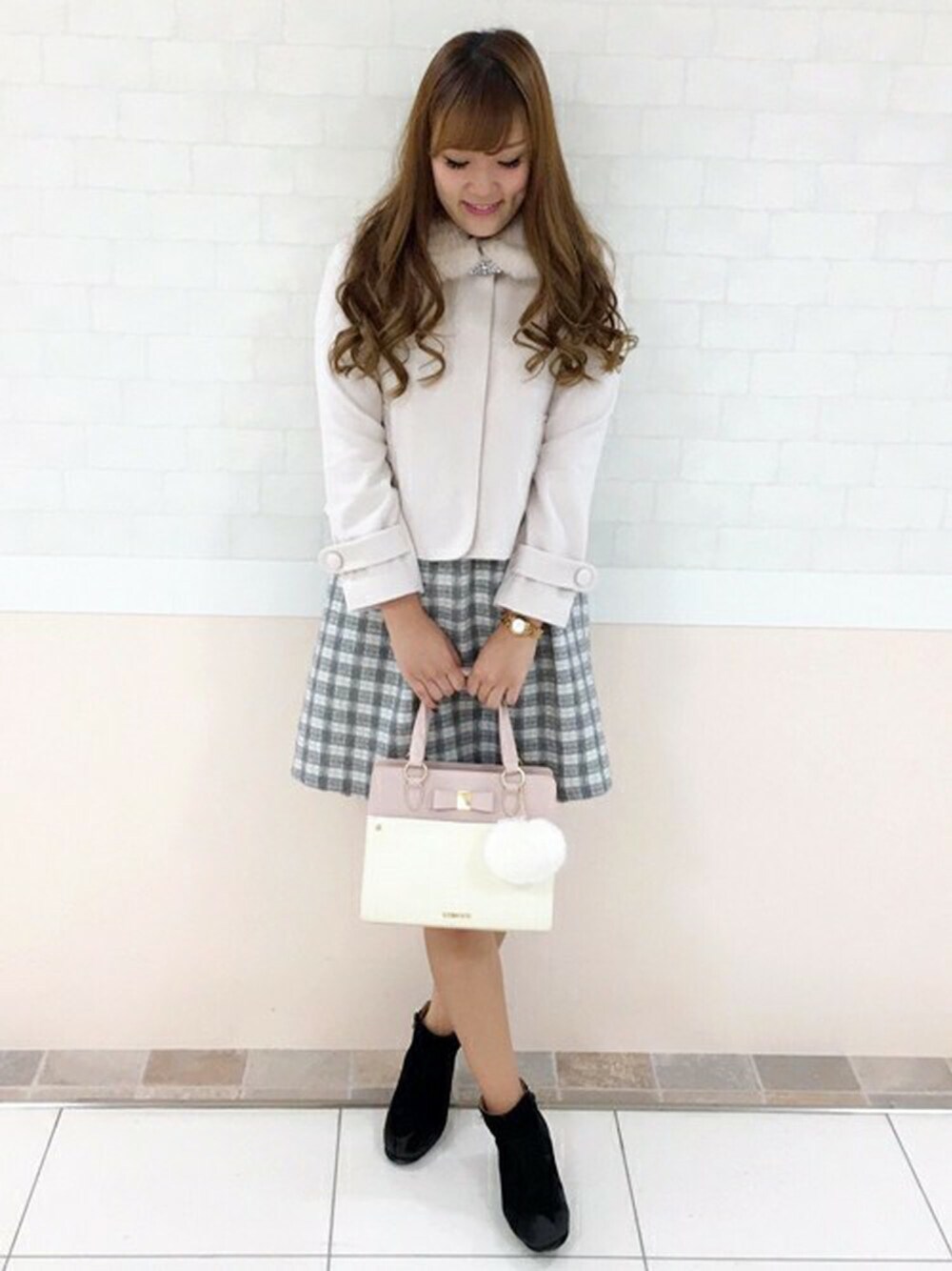「デート、ギンガムチェック、ガーリー、キレイめ、大人コーデ、フェミニン、ファー小物、LODISPOTTO、秋冬、オトナ女子」｜「LODISPOTTOのふんわりファー付ジュエルコート（ブローチ付き）（ステンカラーコート、ピンク系）」を使った、LODISPOTTO OFFICIALさん（レディース・165cm）の秋コーディネートの1枚目の写真