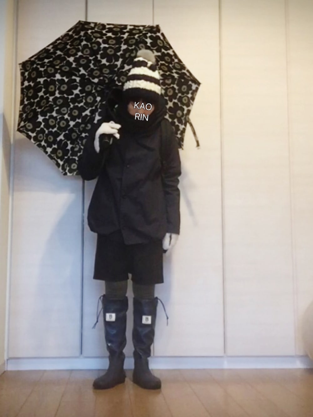 「雨の日コーデ、オトナカジュアル、大人カジュアル、レインブーツ、日本野鳥の会、マリメッコ、marimekko、傘、ワントーンコーデ、花柄」｜「HIGHLAND 2000のアイテム（ニットキャップ/ビーニー、ブルー系）」を使った、KAORINさん（レディース・157cm）の冬コーディネートの1枚目の写真