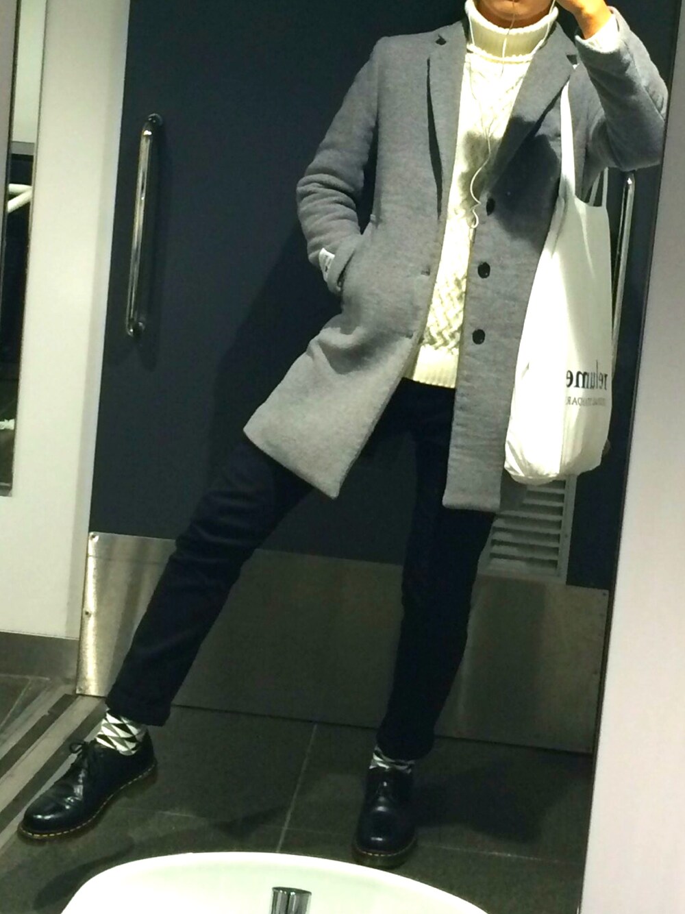 ホワイト系のニット/セーター、グレー系のチェスターコート、ブラック系のその他パンツを着用したメンズの秋コーディネートの1枚目の写真