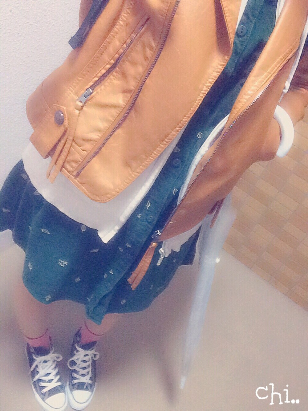 グリーン系のシャツワンピース、ベージュ系のパーカー、ブラック系のスニーカーを着用したレディースの秋コーディネートの1枚目の写真