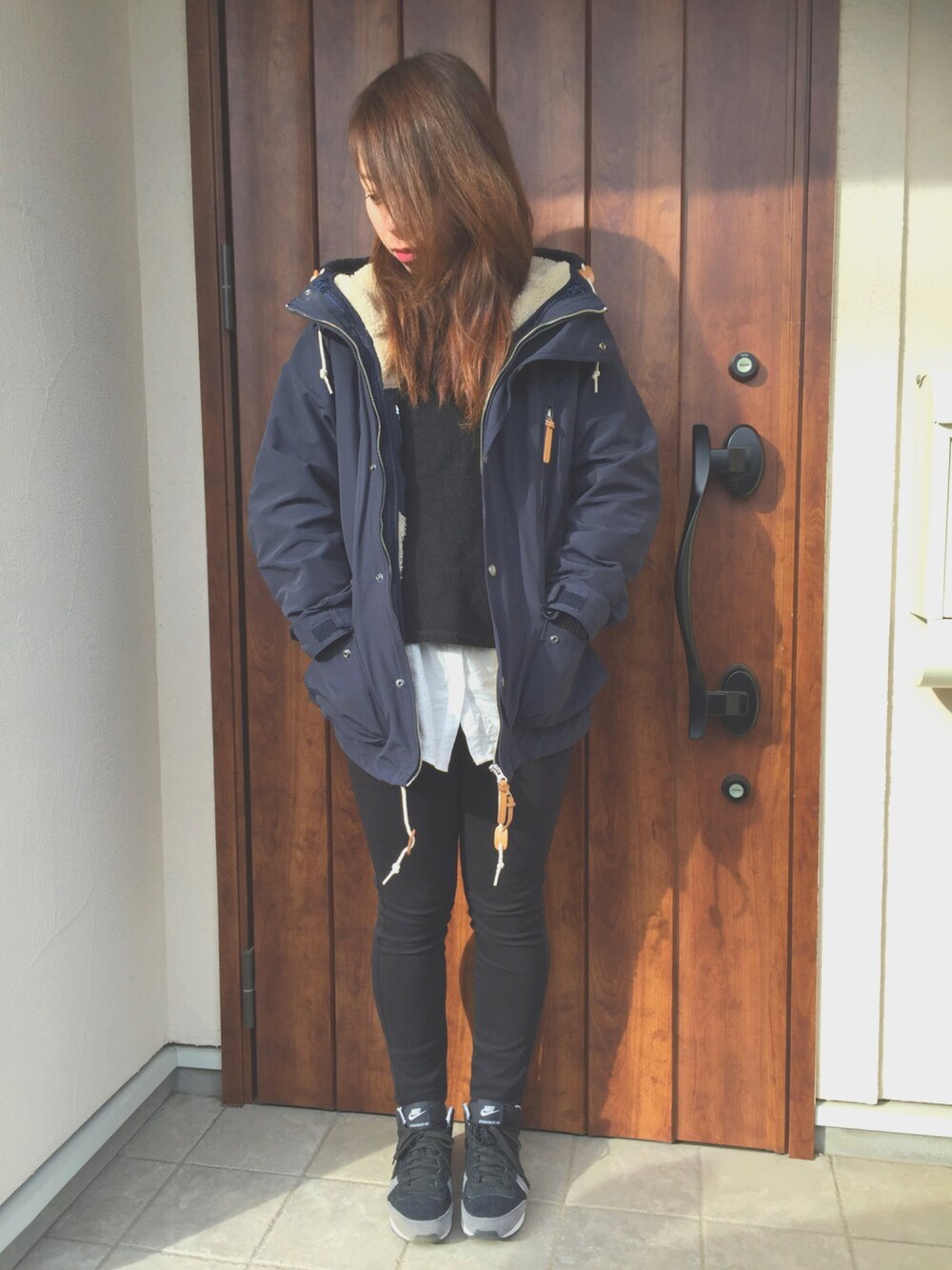 ブラック系のスニーカー、ブラック系のその他パンツ、ホワイト系のシャツ/ブラウスを着用したレディースの冬コーディネートの1枚目の写真