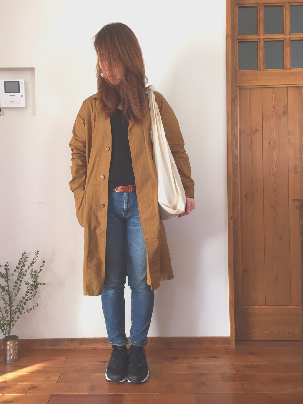 「ママコーデ、シンプル、ootd、シンプルコーデ、NIKE、スニーカー、ハラチ、コート、冬」｜「KBFのKBF コットンロングコート（その他アウター、イエロー系）」を使った、ayumiさん（レディース・156cm）の冬コーディネートの1枚目の写真