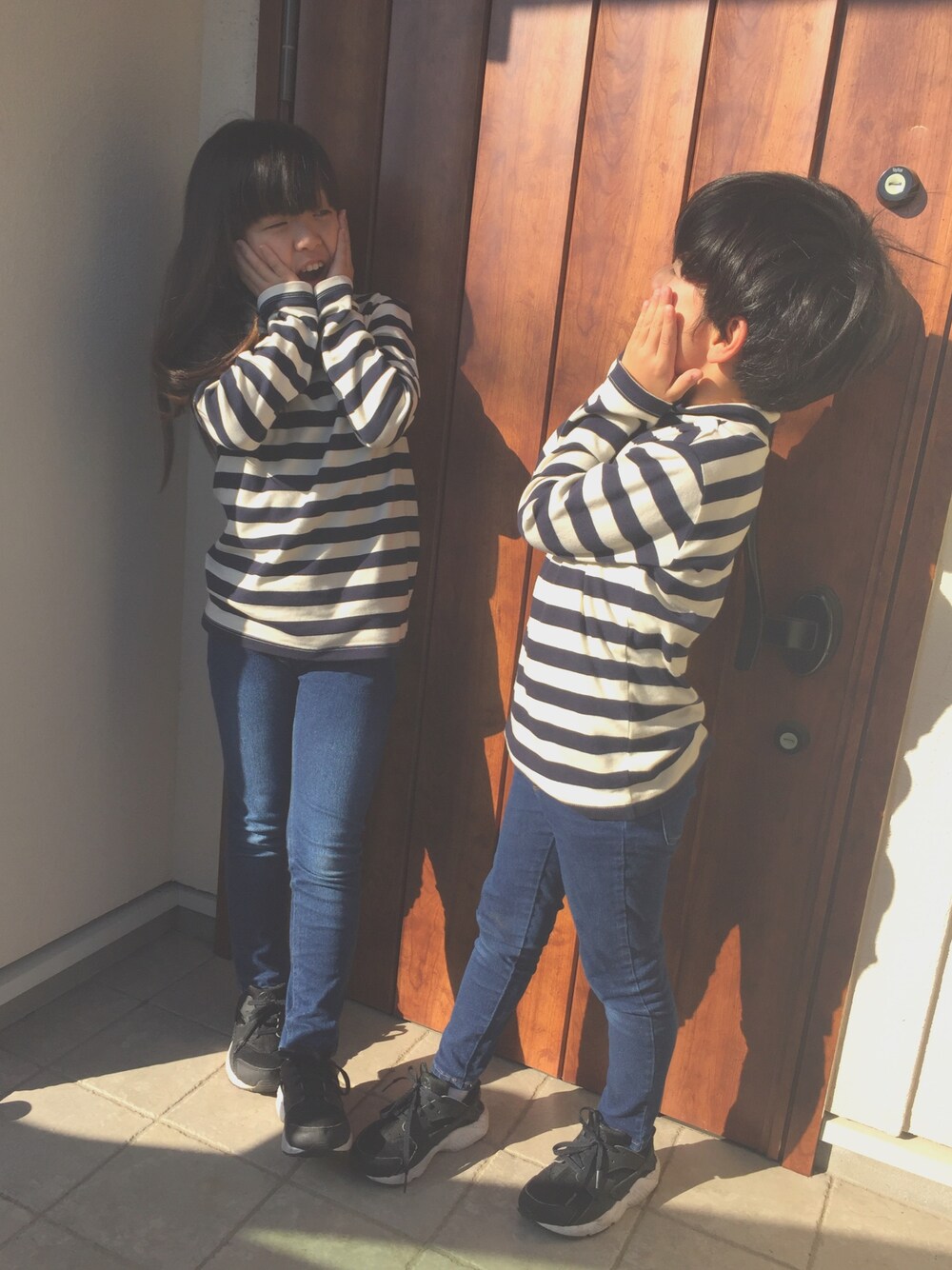 「kids、キッズコーデ、スニーカーーあ6|、スニーカー」｜「無印良品のアイテム（Tシャツ/カットソー、ホワイト系）」を使った、ayumiさん（レディース・156cm）の秋コーディネートの1枚目の写真