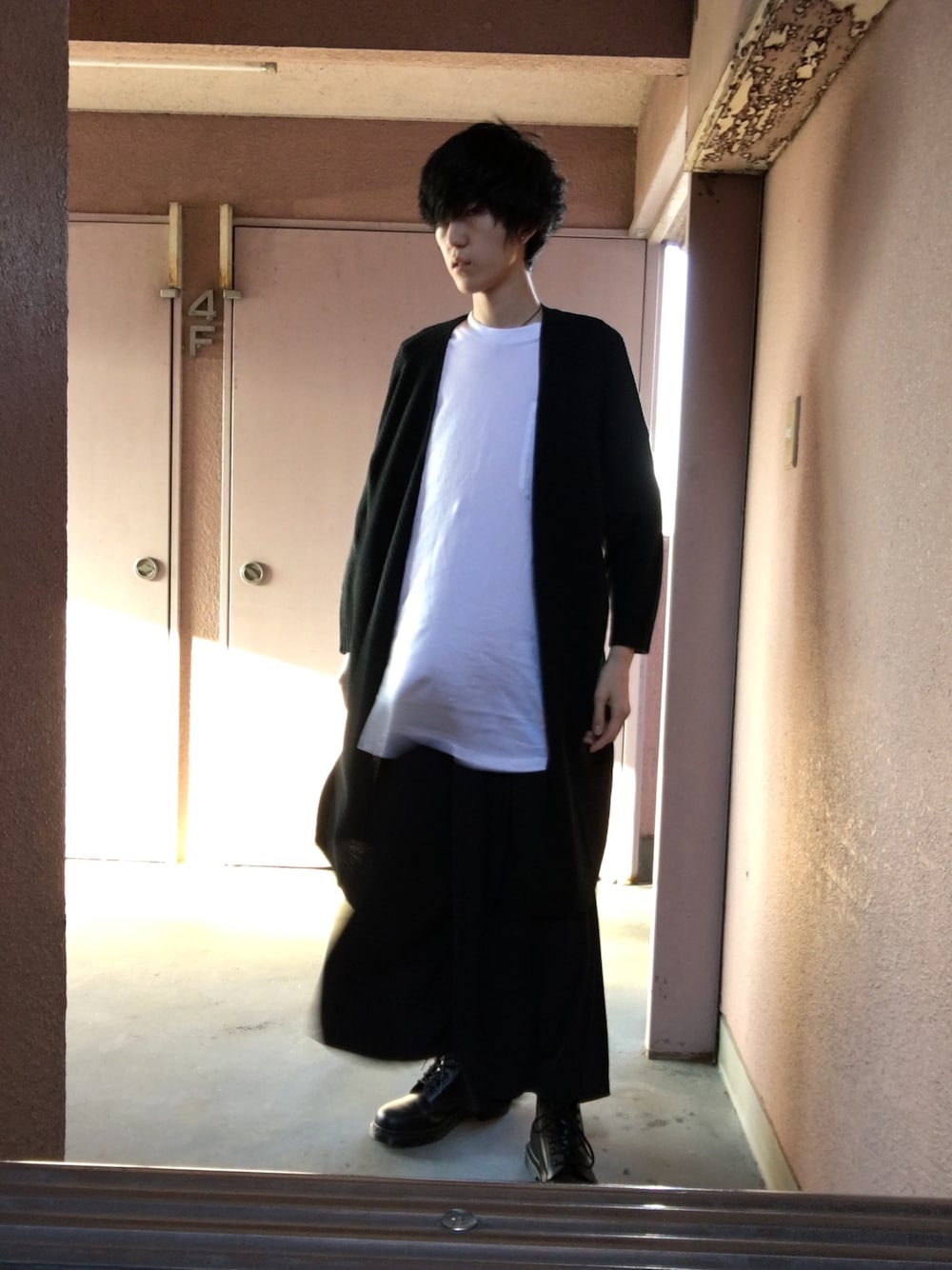 「モード、モノトーン、ロングカーディガン、ワイドシルエット、ブーツ、スカート、ワイドパンツ、白Tシャツ、黒、ユニセックス」｜「Dr. Martensのアイテム（ブーツ、ブラック系）」を使った、Keiichi.さん（メンズ・175cm）の秋コーディネートの1枚目の写真