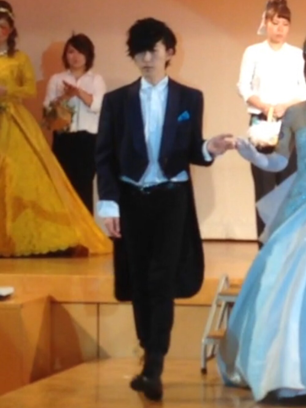 「シンデレラ、ディズニー、学園祭、王子様コーデ、ロング丈、ブーツ、ウォーキングスタイル、ファッションショー、ネイビー、白シャツ」｜「Dr. Martensのアイテム（ブーツ、ブラック系）」を使った、Keiichi.さん（メンズ・175cm）の秋コーディネートの1枚目の写真