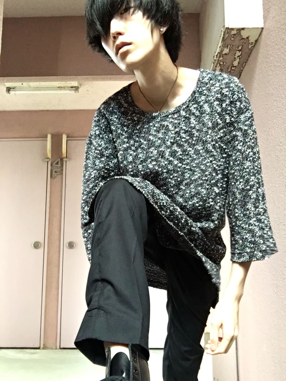 「モード、黒パンツ、スラックス、ニット、ジェンダーレス、キレイめ、ブーツ、ロック、美容師、デコルテ見せ」｜「AS SUPER SONICのアイテム（ニット/セーター、ブラック系）」を使った、Keiichi.さん（メンズ・175cm）の秋コーディネートの1枚目の写真