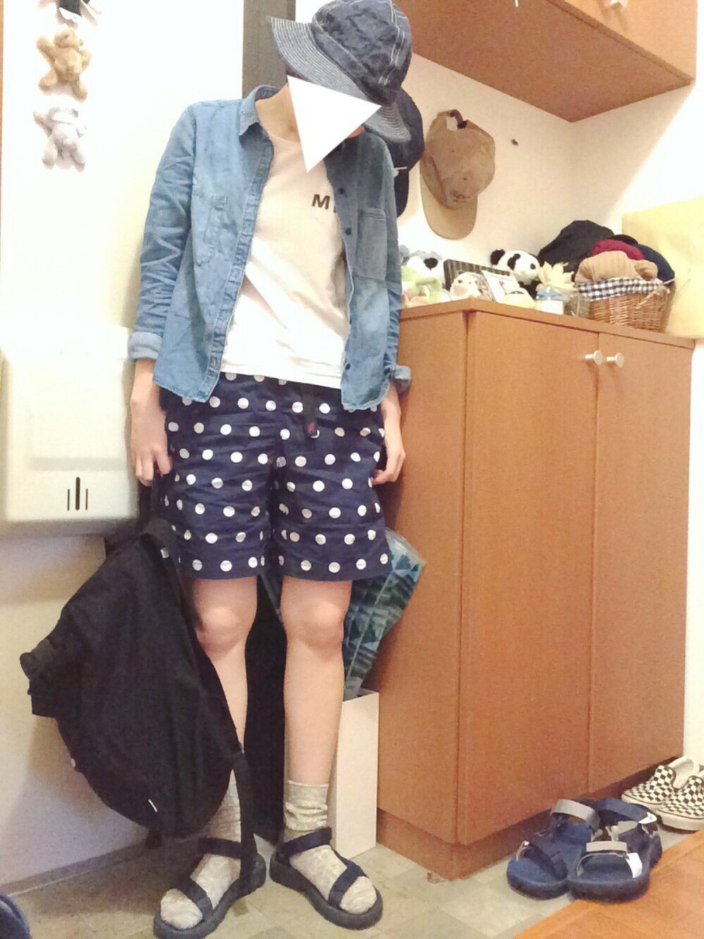 ブルー系のシャツ/ブラウス、ブルー系のサンダル、ホワイト系のTシャツ/カットソーを着用したレディースの春コーディネートの1枚目の写真