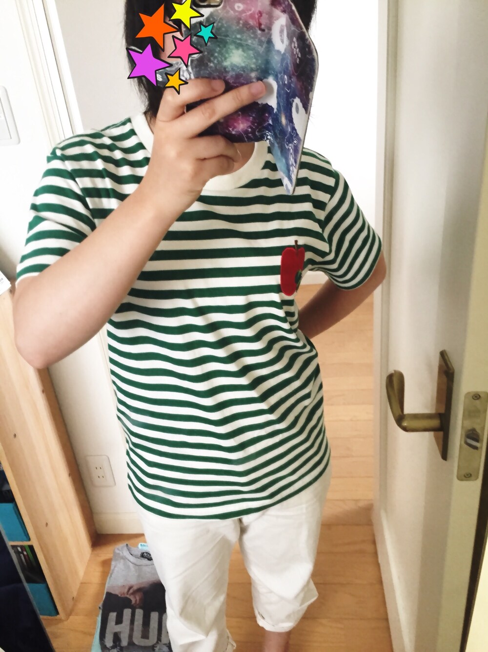 グリーン系のTシャツ/カットソー、ホワイト系のデニムパンツを着用したレディースの秋コーディネートの1枚目の写真