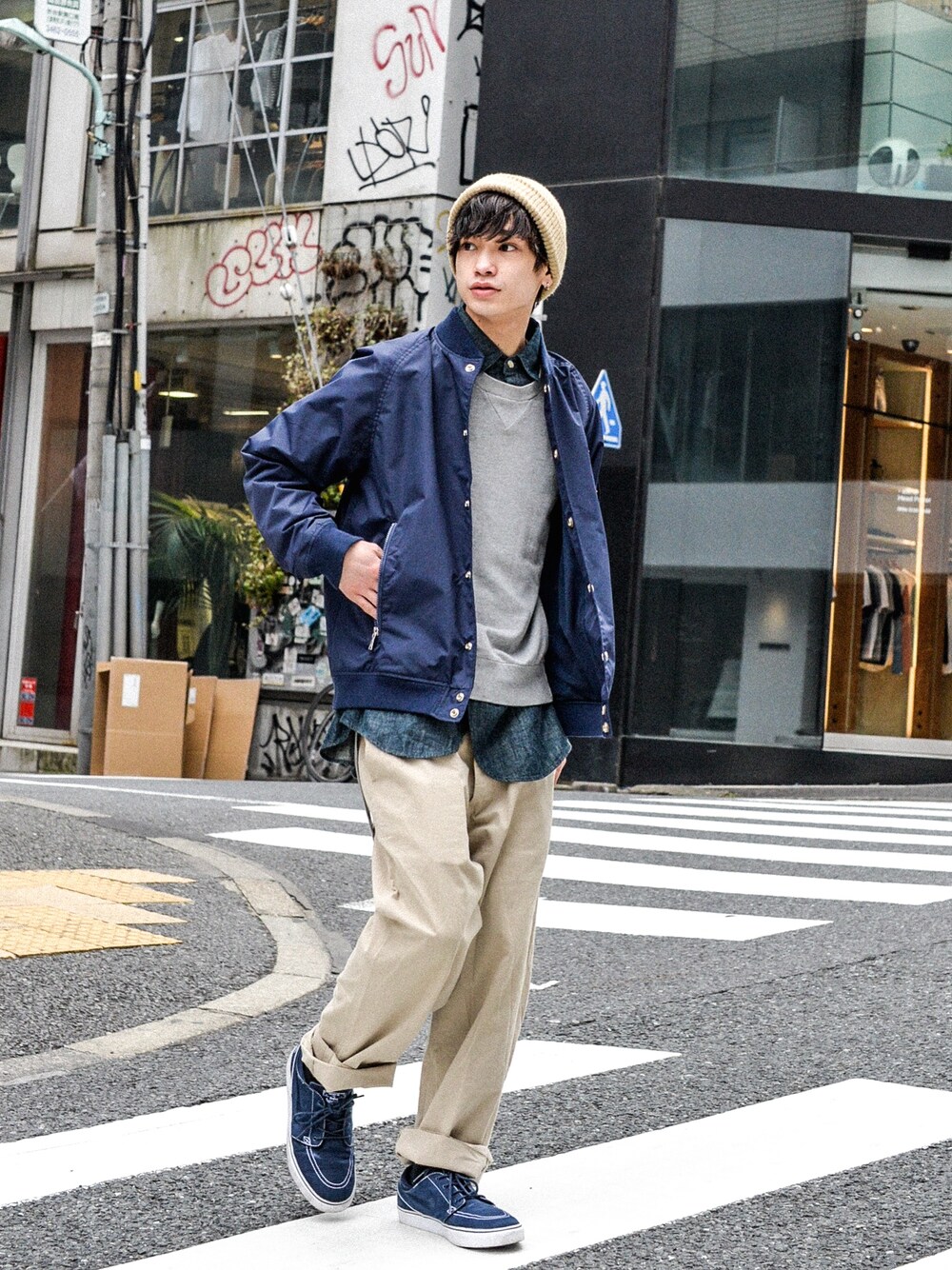 「スニーカー、ニットキャップ、デニムシャツ」｜「Cape HEIGHTSのCape Heights - Versity Jacket ¥18500+tax（ナイロンジャケット、ブラック系）」を使った、kodona_tokyoさん（メンズ・170cm）の春コーディネートの1枚目の写真