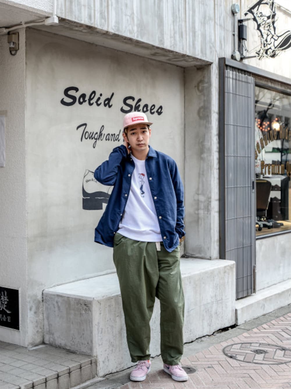 ブルー系のナイロンジャケットを着用したメンズの春コーディネートの1枚目の写真