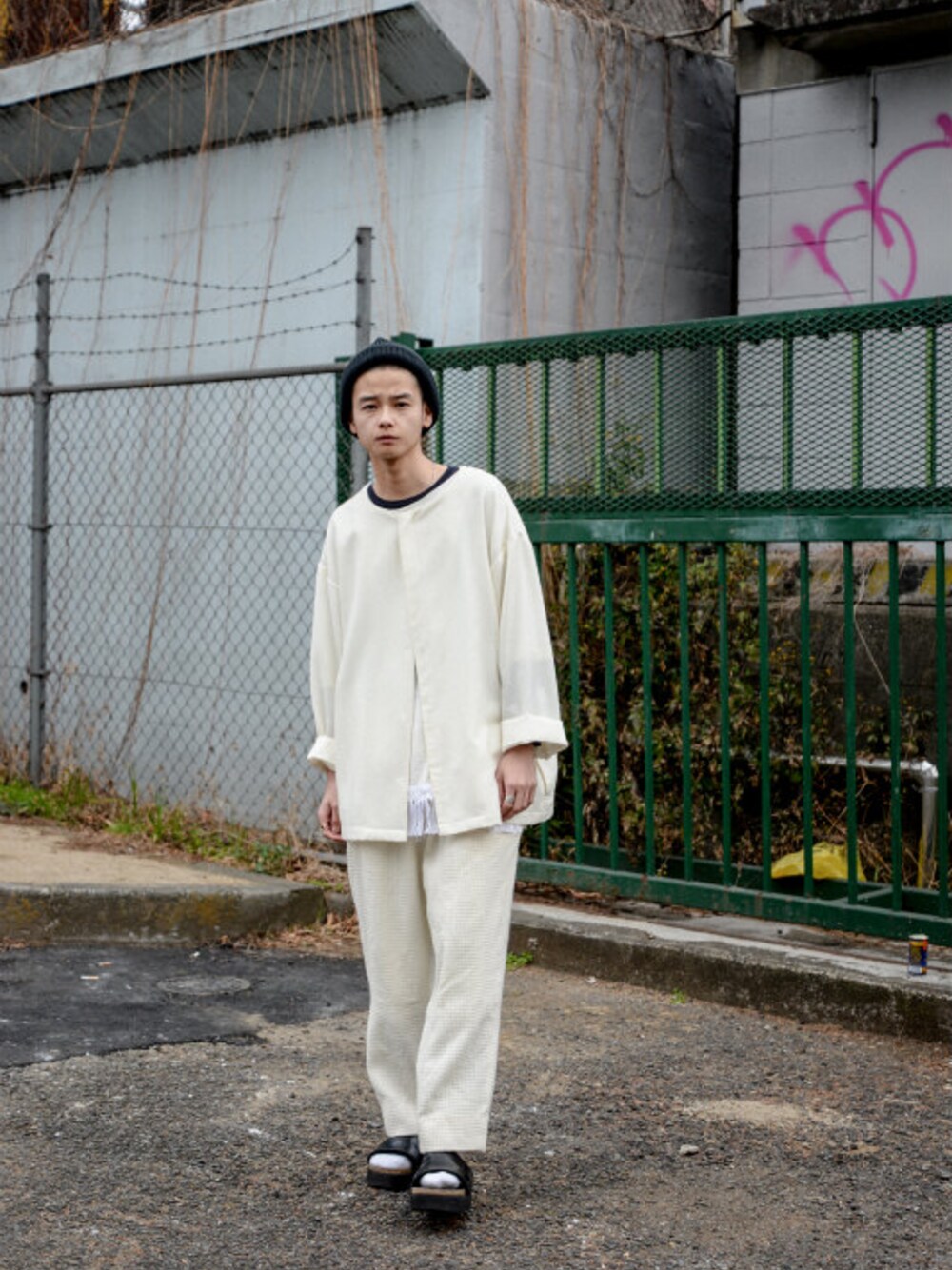 ホワイト系のノーカラージャケット、ホワイト系のその他パンツを着用したメンズの春コーディネートの1枚目の写真