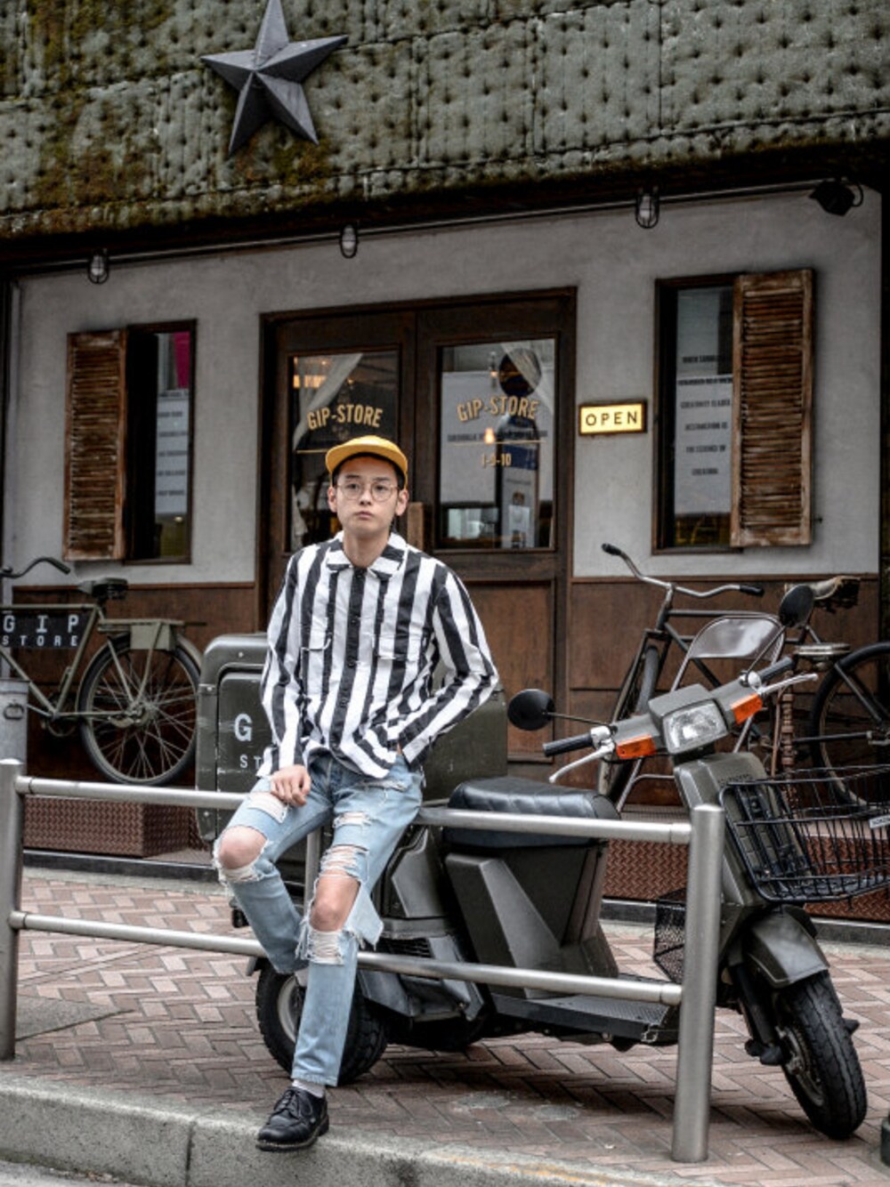 「UNUSEDのUNUSED - Strip Jacket（size - 1）¥20500+tax（スタジャン、ホワイト系）」を使った、kodona_tokyoさん（メンズ・173cm）の春コーディネートの1枚目の写真