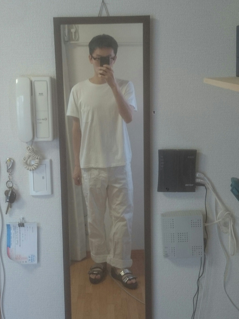 「YAECAのアイテム（トップス、ホワイト系）」を使った、しんぽーさん（メンズ・173cm）の夏コーディネートの1枚目の写真