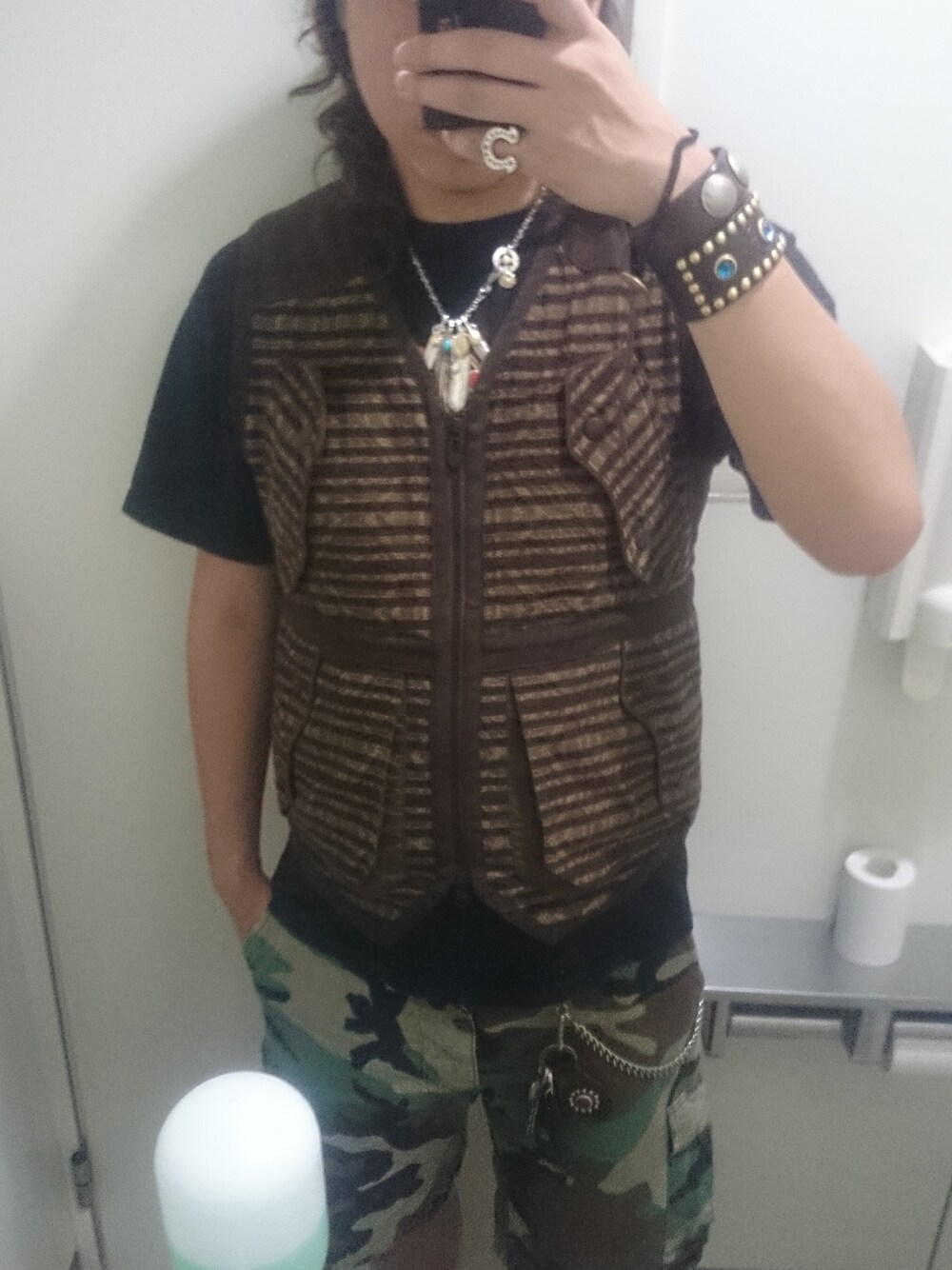 「ベスト、カモフラパンツ、goro's、White Mountaineering、MENS」｜「WHITE MOUNTAINEERINGのボーダーベスト（ベスト、ブラウン系）」を使った、kazuya7814さん（メンズ・178cm）の春コーディネートの1枚目の写真