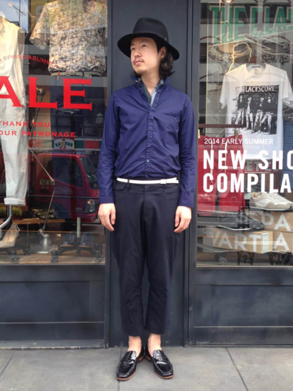 「シャツイン」｜「Johnbull Private laboのジェントルスラックス（スラックス、ブルー系）」を使った、ばやしーさん（メンズ・178cm）の夏コーディネートの1枚目の写真
