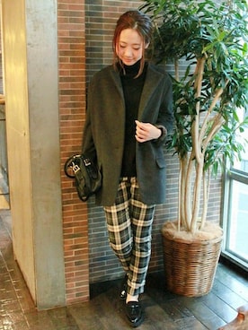 「黒タートルネック」｜「アイテム（チェスターコート）」を使った、AYAKAさん（レディース・167cm）の冬コーディネート