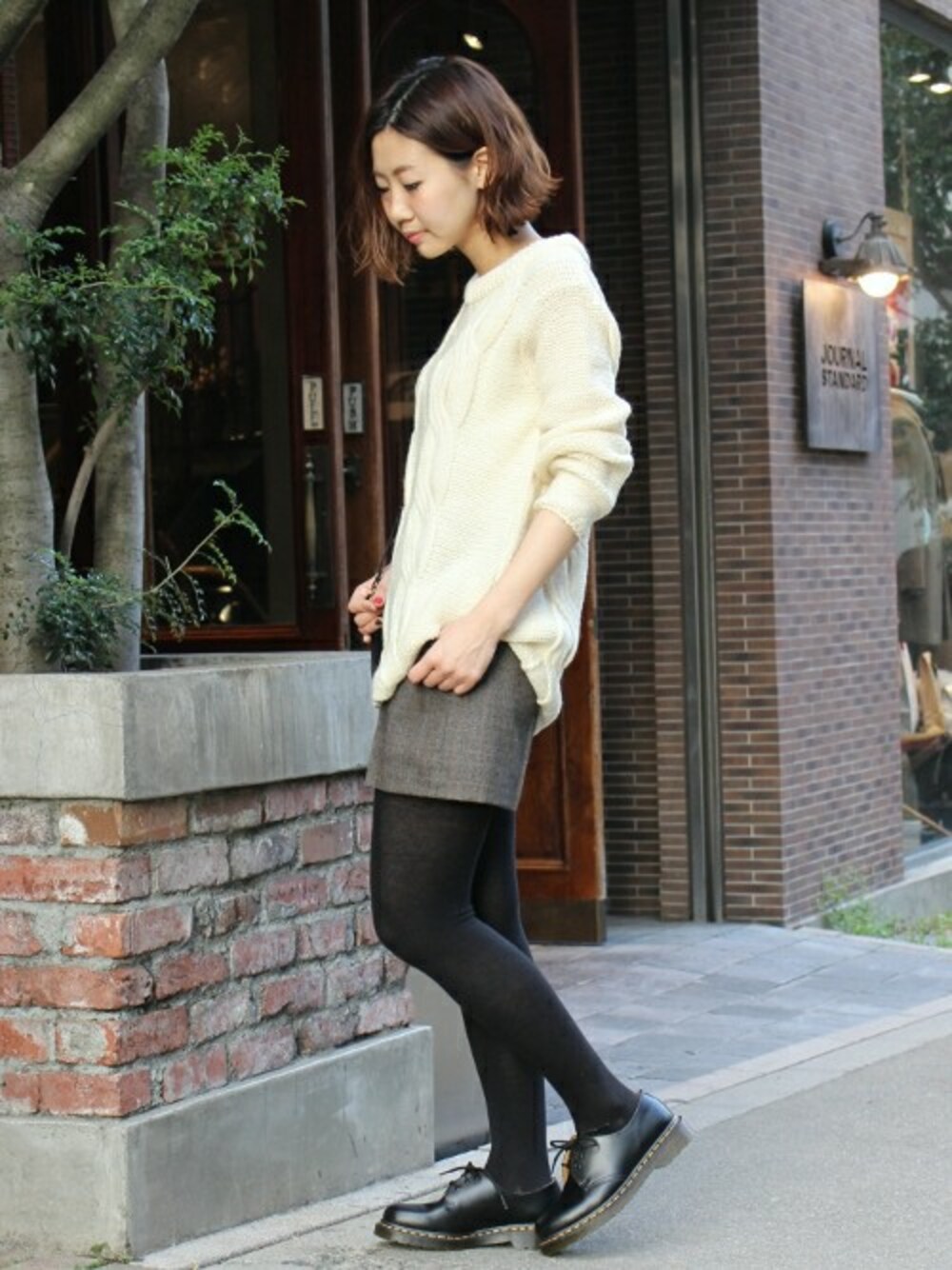 「ニット、ショートパンツ、Dr.Martens、ケーブルニット、マーチン、トラッド、メンズライク、journal standard、グレンチェック、秋冬」｜「JOURNAL STANDARDのフラノチェックショートパンツ#（その他パンツ、ブラウン系）」を使った、AYAKAさん（レディース・167cm）の冬コーディネートの1枚目の写真