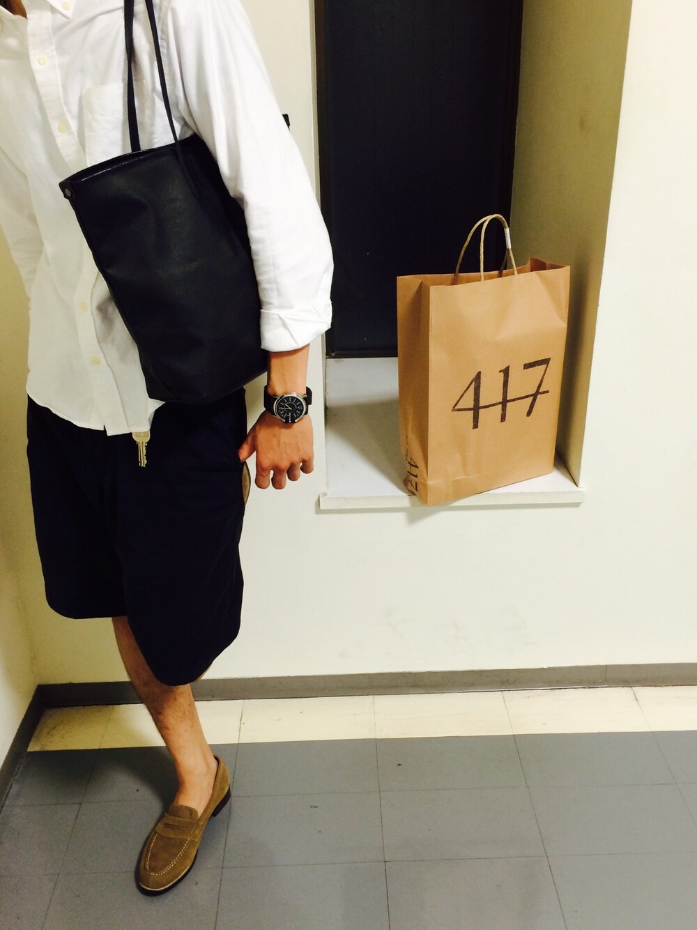 ブラウン系のその他シューズ、ブラック系のトートバッグ、ブラック系のチノパンツを着用したメンズの夏コーディネートの1枚目の写真